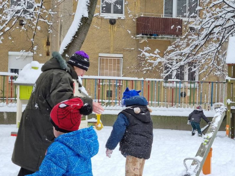 Fehér takaró alatt a Majd Megnövök óvoda - Beköszöntött a tél!